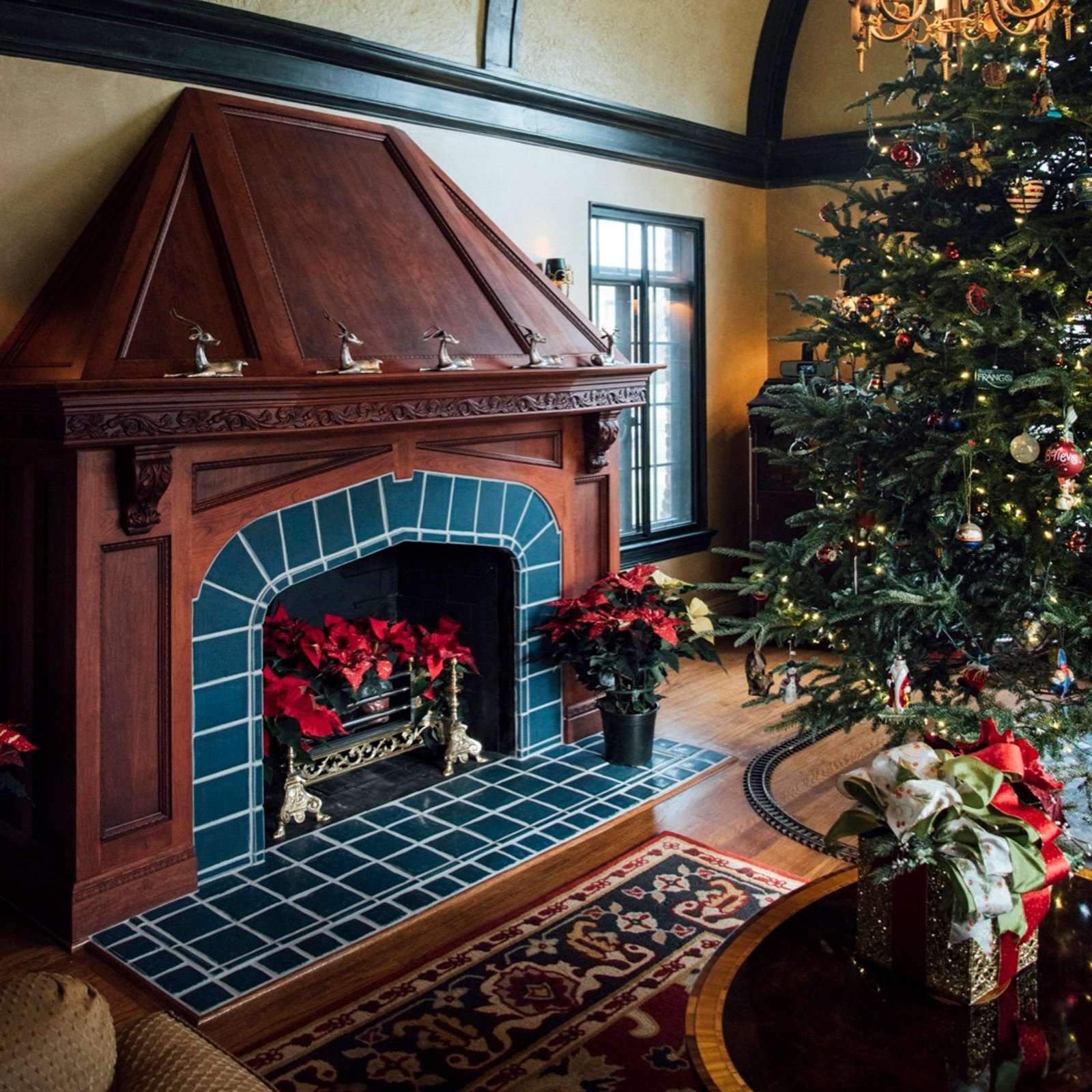 Decorating the Fireplace for Christmas – Old Time Pottery