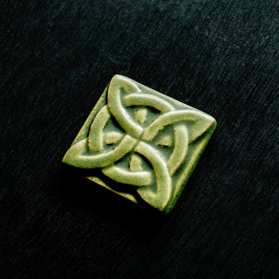 This Lover's Knot Tile features the matte bright light green Lime glaze.